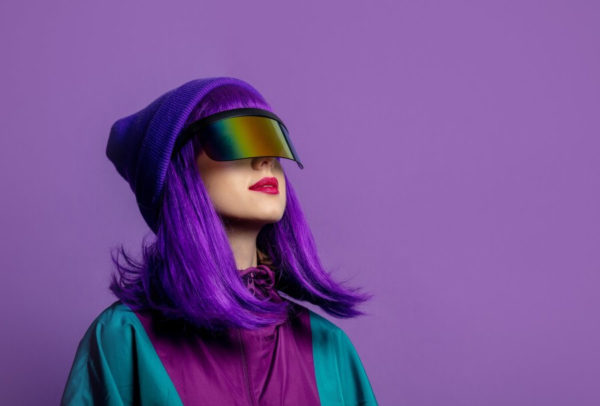 femme-style-lunettes-vr-survetement-annees-80-mur-violet_87910-10245 photo de femme avec des lunettes futuriste