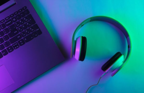 ordinateur-portable-casque-lumiere-neon-vert-violet_175682-13019